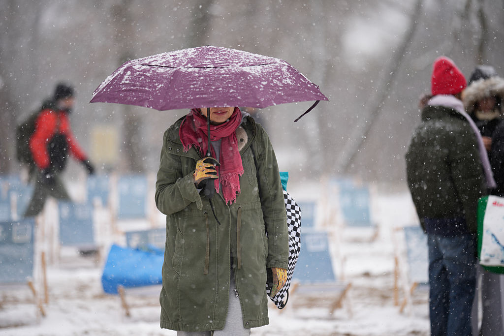Ninge în noaptea de Ajun: strat de zăpadă de până la șase centimetri și ninsoare viscolită