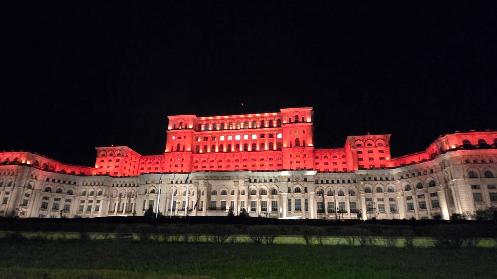 Palatul Cotroceni şi Parlamentul au iluminate în portocaliu pentru a marca lupta împotriva violenţei domestice
