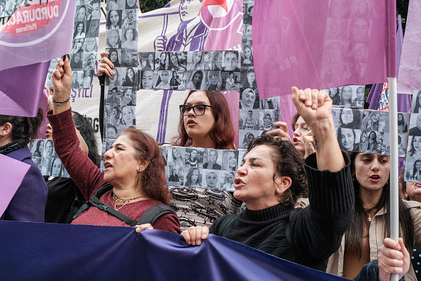 Protest în Turcia faţă de violenţa împotriva femeilor. Mii de persoane au scandat numele victimelor femicidului. GALERIE FOTO