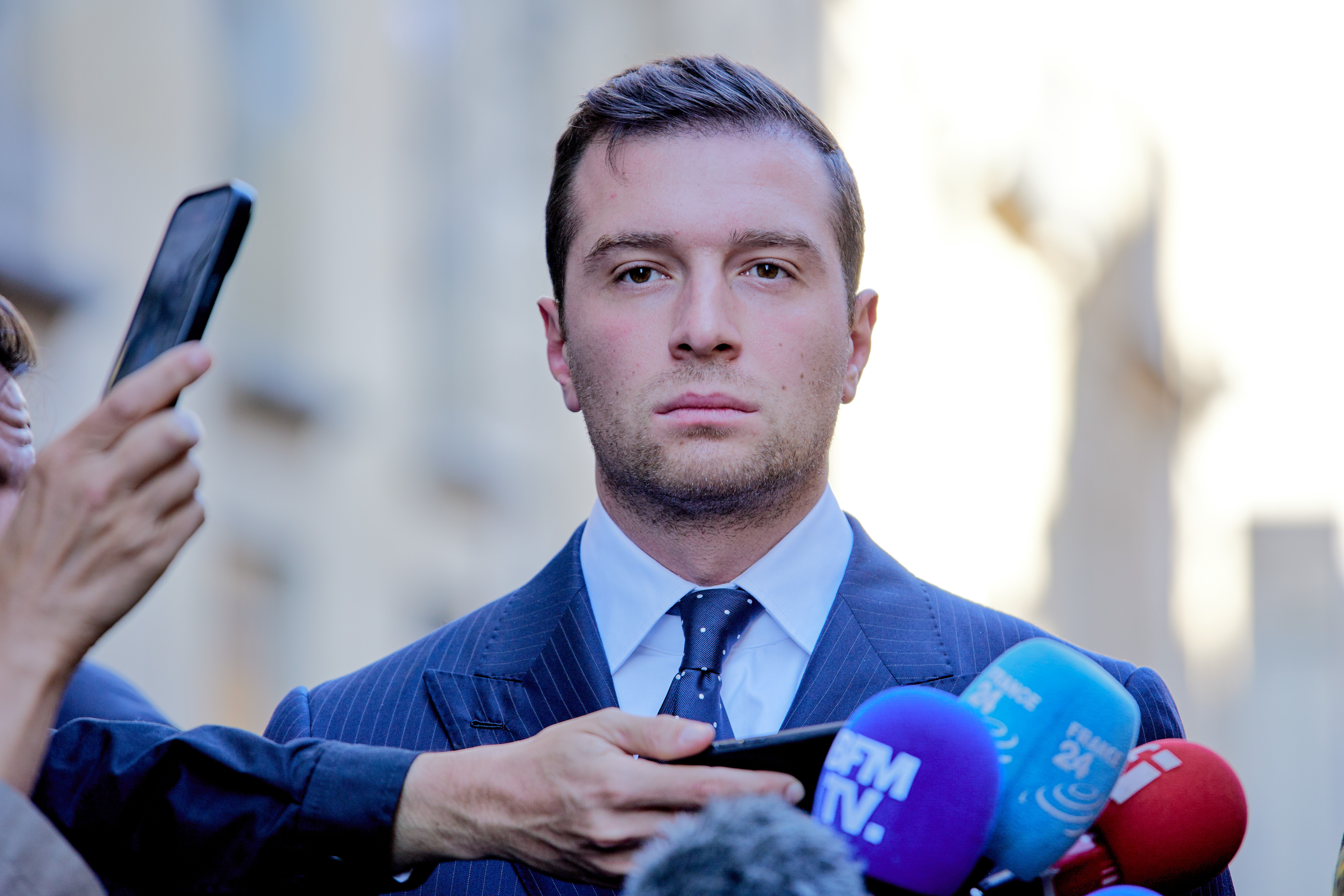 Jordan Bardella, liderul extremei drepte din Franța, a fost atacat cu făină la un târg agricol. VIDEO