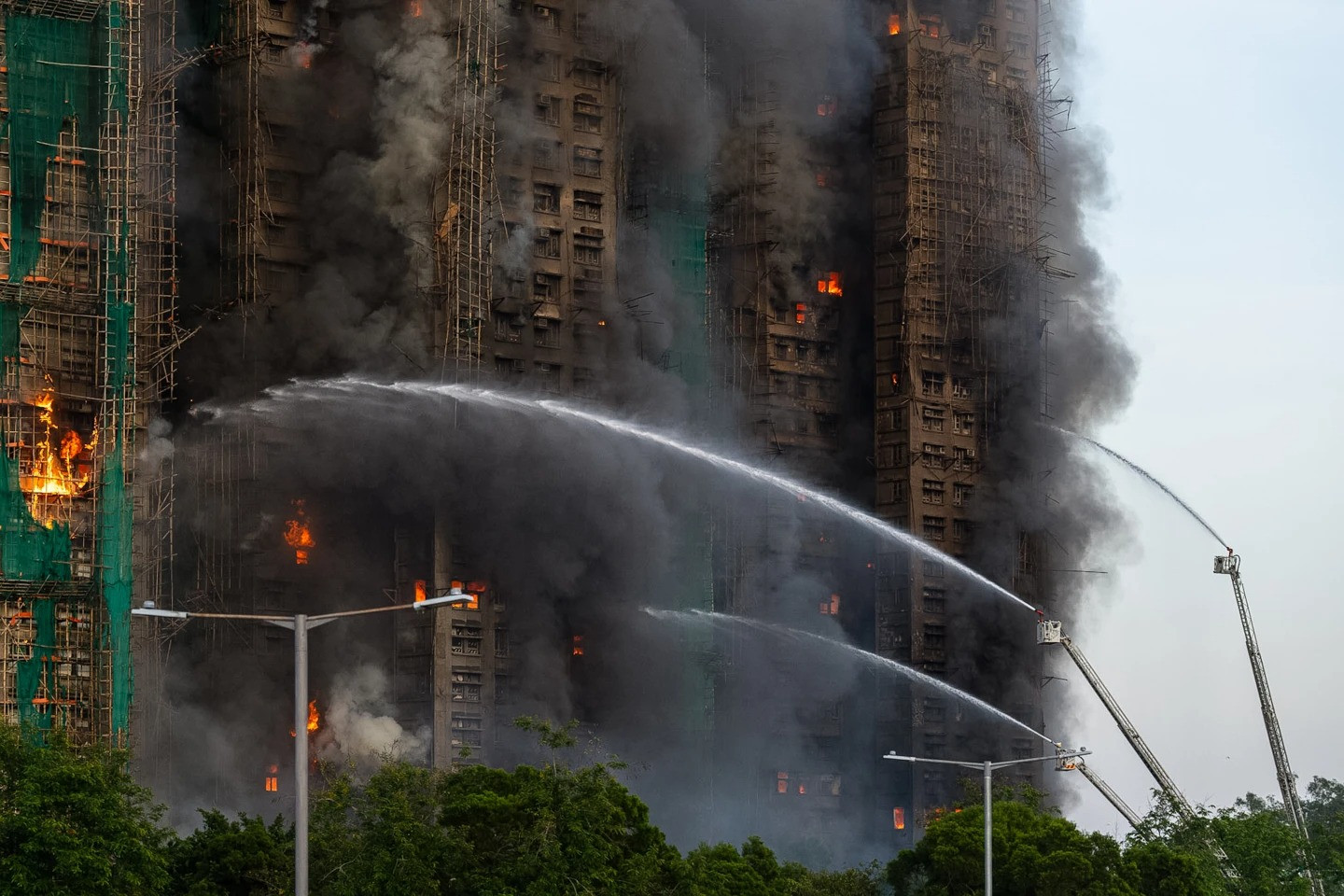 Incendiu puternic la un complex de blocuri turn din Hong Kong. Cel puțin 36 de persoane au murit, iar alte 279, dispărute