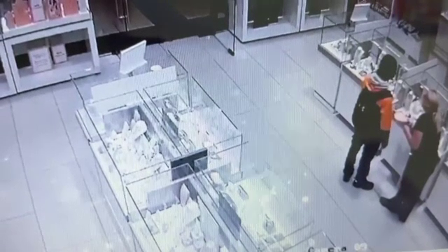 Imagini cu momentul în care un bărbat încearcă să fure bijuterii dintr-un mall din Timișoara și este prins de clienți