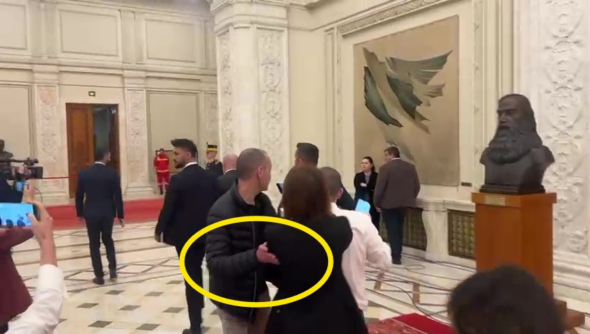 VIDEO. Câțiva jurnalişti din Parlament au fost bruscaţi de un ofiţer de presă al administrației Guvernului Bolojan