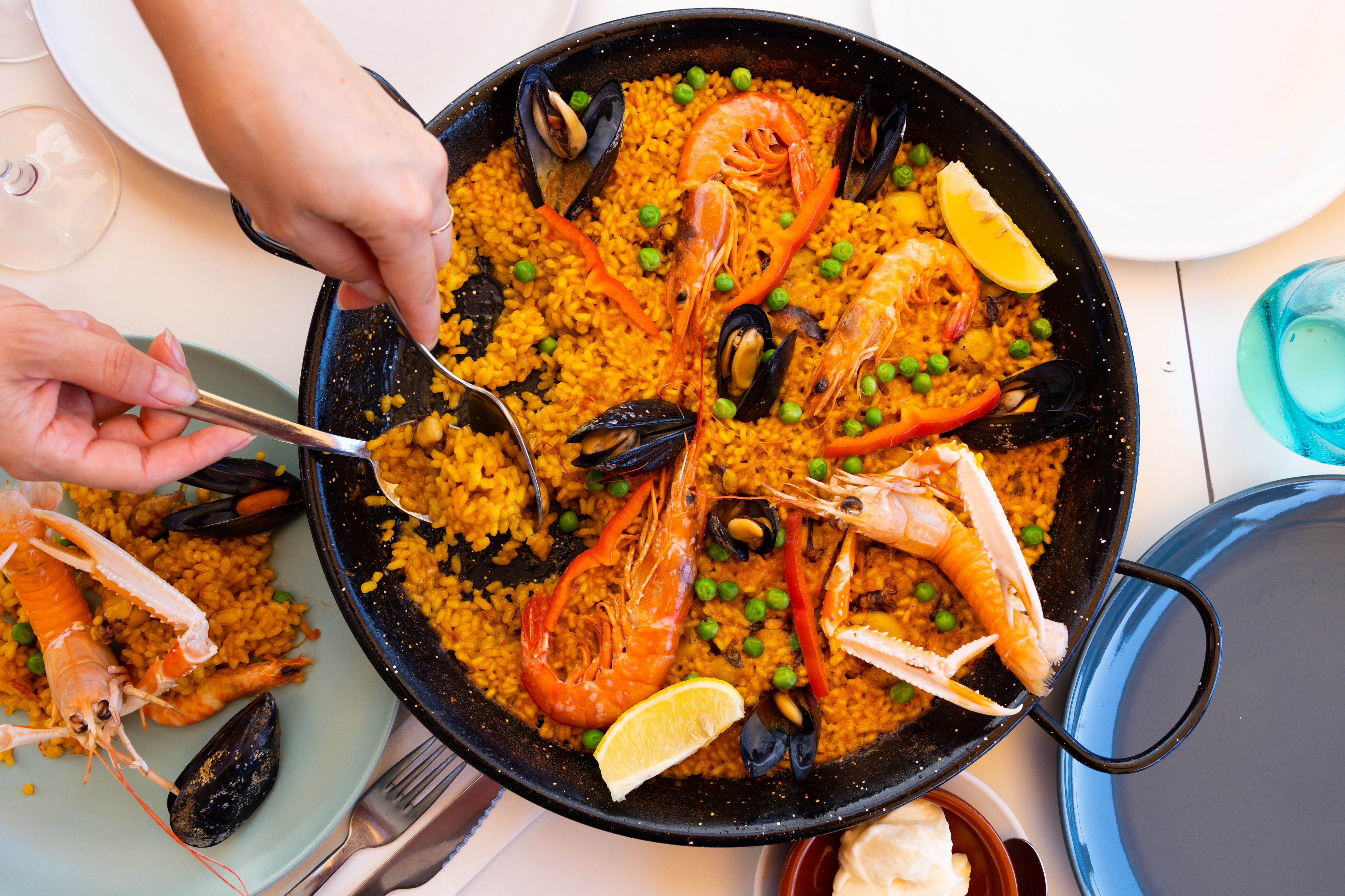 Paella – rețeta tradițională spaniolă. Cum să faci o paella perfectă acasă