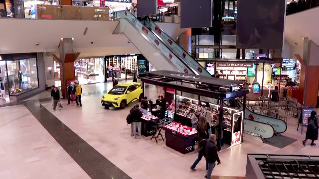 Românii și-au schimbat comportamentul privitor la cumpărăturile de Black Friday. „Am urmărit-o trei luni, m-am gândit bine”