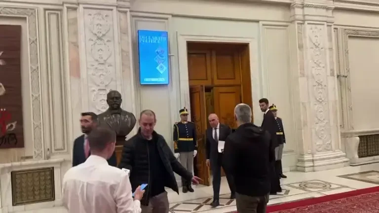 Câțiva jurnalişti din Parlament au fost bruscaţi de un ofiţer de presă al administrației Guvernului Bolojan