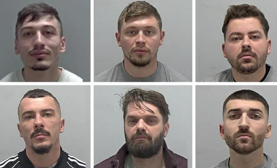 Șase români au descoperit o nouă metodă de a fura bani din bancomate, în Marea Britanie. Ce au găsit polițiștii la ei acasă