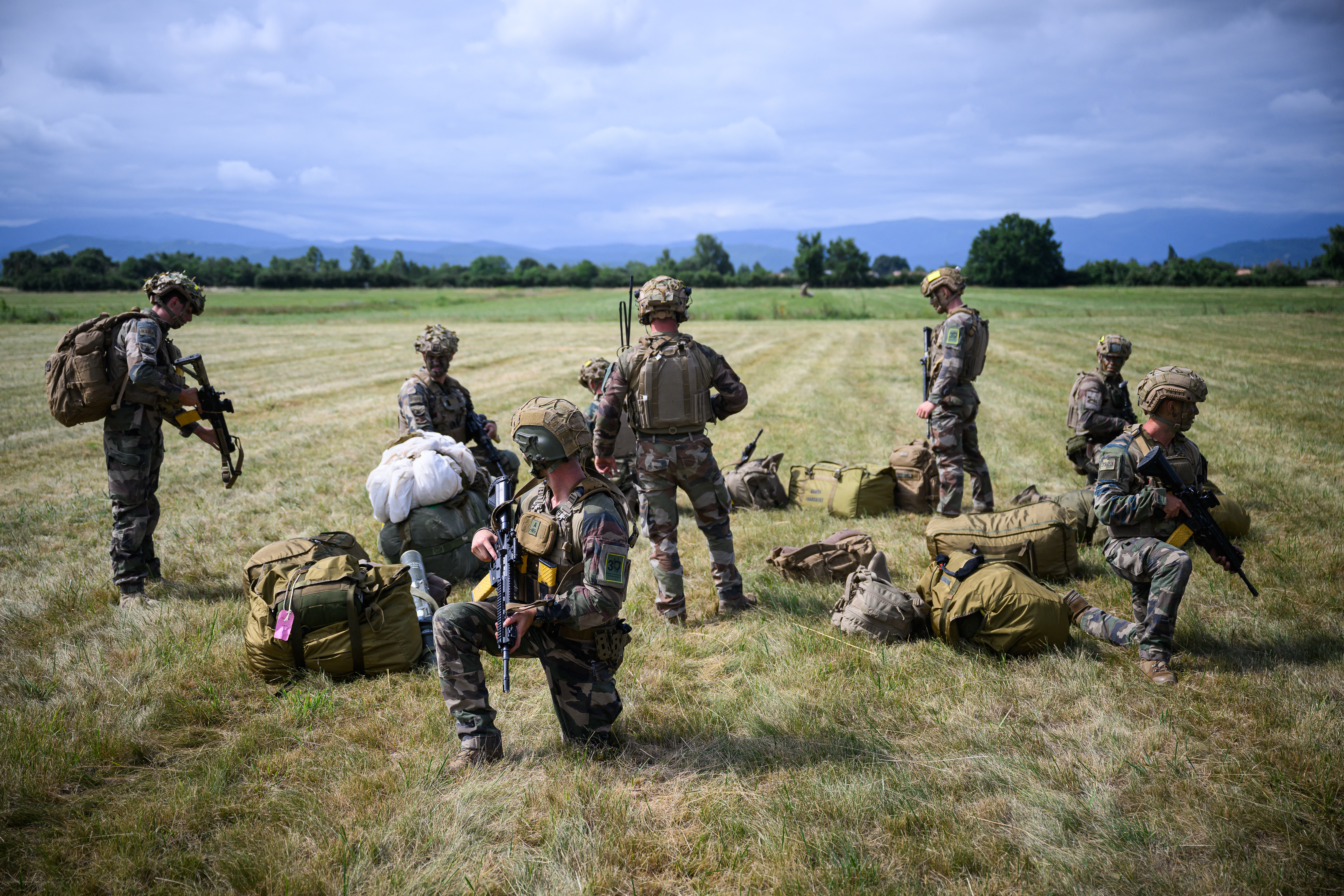 Franța introduce serviciul militar voluntar, ca răspuns la amenințarea Rusiei. Țara urmărește recrutarea a 50.000 de tineri