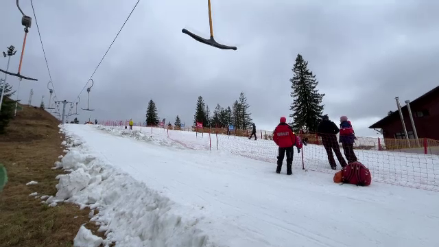 Cum a reușit Păltinișul să păstreze zăpada de anul trecut. Schiorii sunt invitați pe pârtie în weekendul de 1 Decembrie