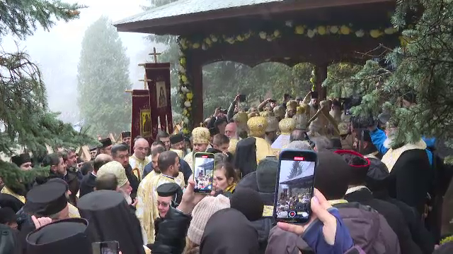 Peste 30.000 de credincioși la canonizarea lui Arsenie Boca. Preoții au prezentat și icoana cu Sfântul Ardealului