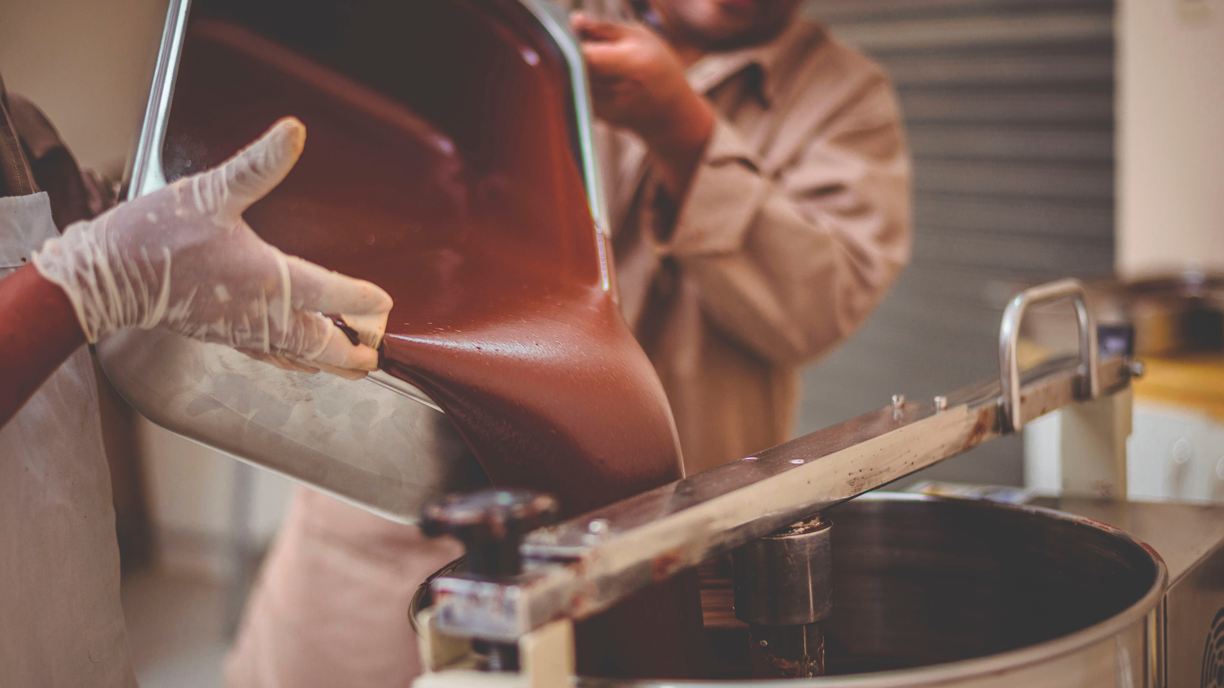 Cei mai mari producători de ciocolată din România, scoși la vânzare. Patronii austrieci caută cumpărători din Coreea de Sud