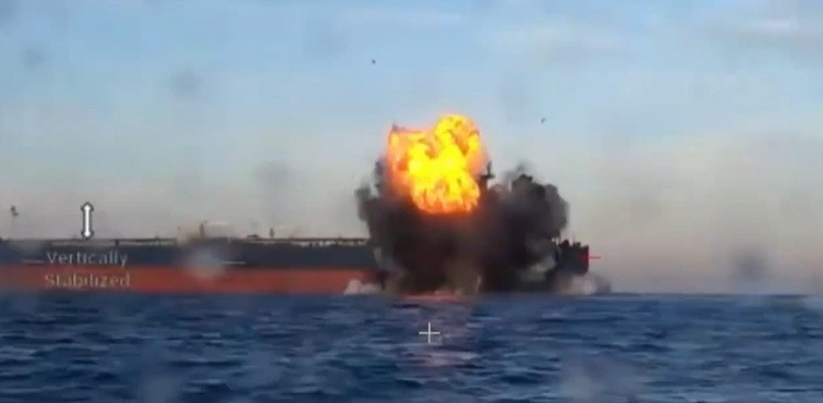 Două nave-fantomă ruse din Marea Neagră, făcute scrum de ucraineni, cu ajutorul dronelor marine de tip „Baby Sea” | VIDEO