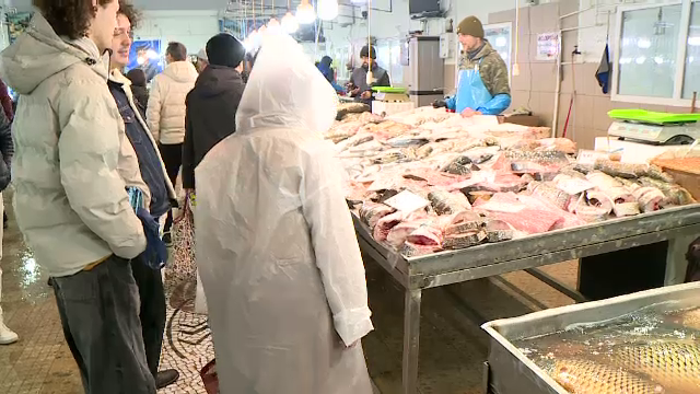 Românii au luat cu asalt târgurile și pescăriile. Peștele care a ajuns să coste 300 de lei kilogramul