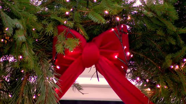 Românii se pregătesc pentru sărbători cu decorațiuni spectaculoase. Care sunt ornamentele care domină piața anul acesta