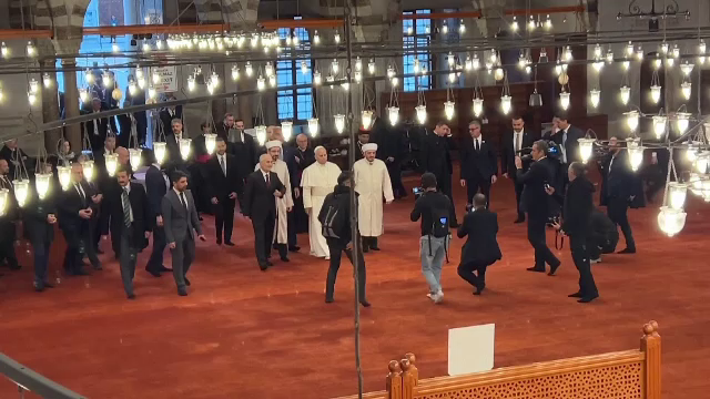 Prima vizită externă a Papei Leon al 14-lea, în Turcia. A intrat în Moscheea Albastră