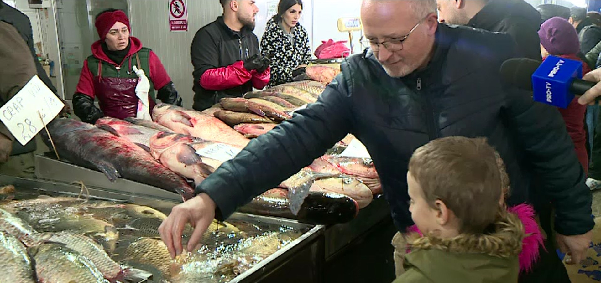 Românii au profitat de dezlegările la pește din postul Crăciunului. Târgurile și pescăriile au fost pline de oameni