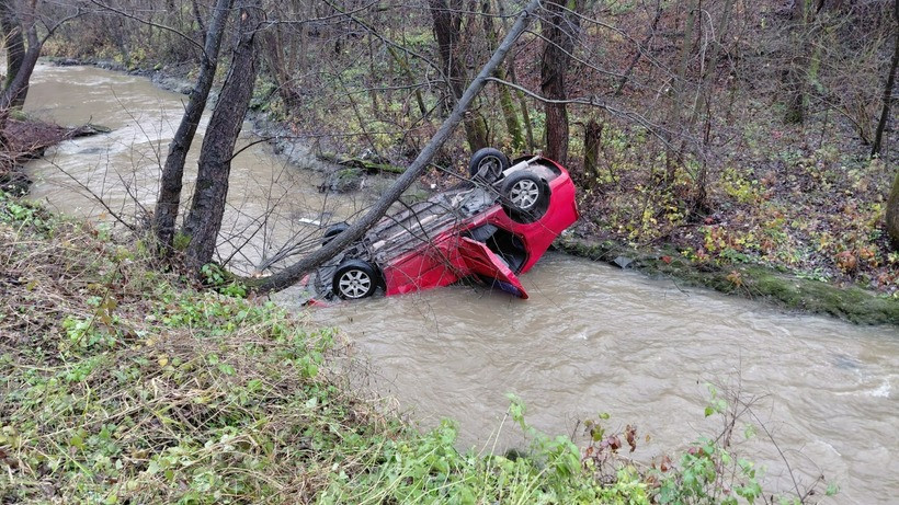 O maşină s-a răsturnat în râul Cerna. Şoferul a ajuns la spital