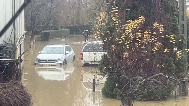 Inundații puternice la Pitești și Breaza. Pompierii au scos apa din curtea DNA