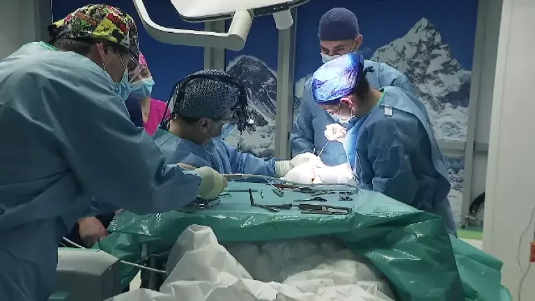 Dragoș Zamfirescu, chirurgul care a salvat gratuit 1000 de vieți și formează o nouă generație: „Suntem ultima speranță”