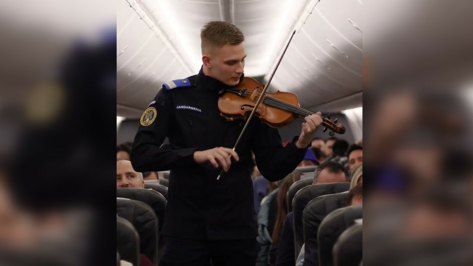 Moment spectaculos la peste 10.000 de metri altitudine. Un jandarm a interpretat la vioară imnul României | VIDEO