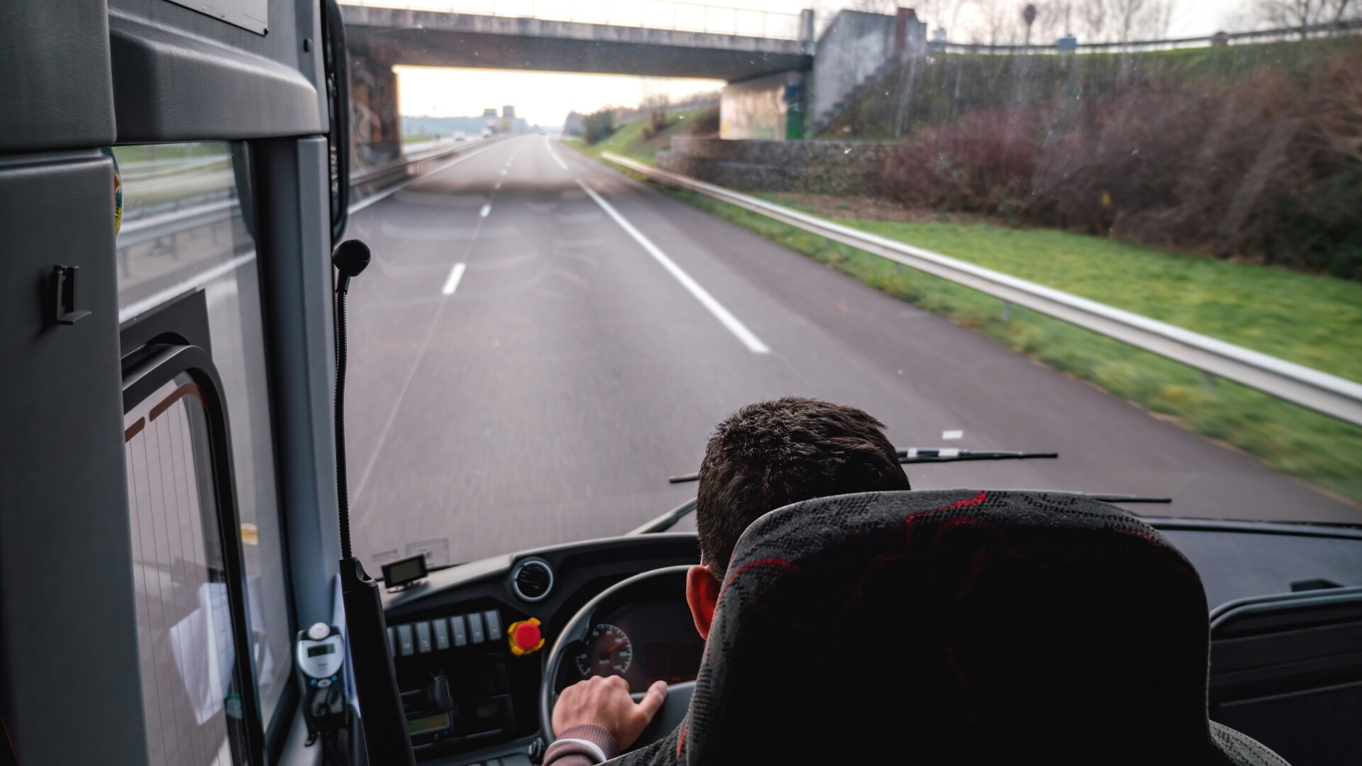 Un șofer român de TIR a pus în pericol traficul pe o autostradă din Germania. Alți șoferi au sunat la 112 pentru ajutor