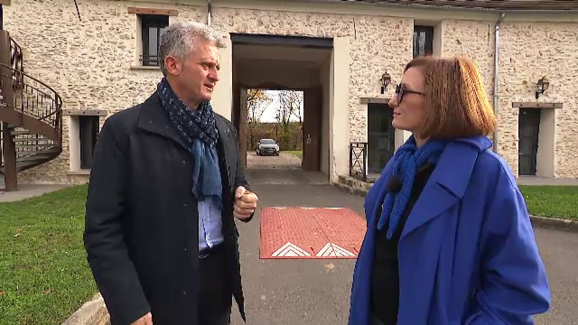 Oșenii au ridicat o „Românie” la marginea Parisului. „Ne-am schimbat. Ne-am franțuzit”