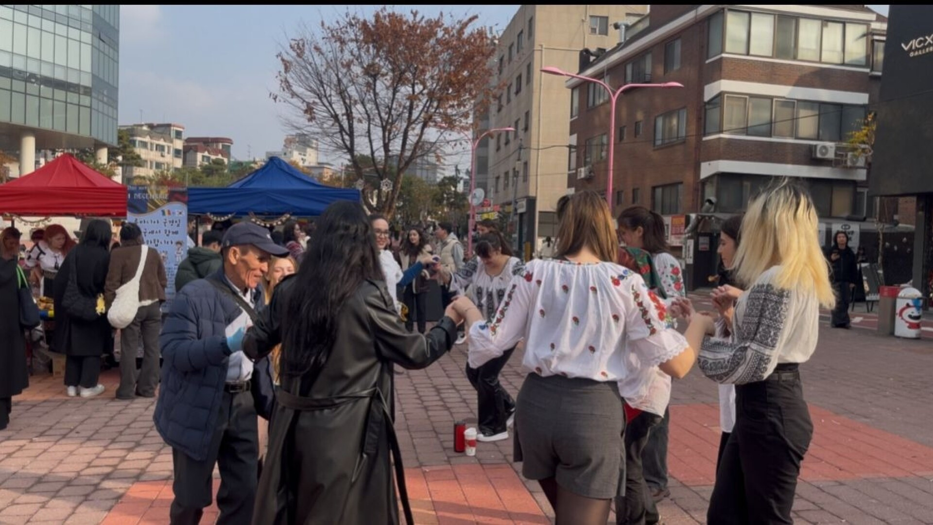 Ziua Națională a României, sărbătorită la Seul. Oamenii au făcut o horă pe stradă și au mâncat sarmale