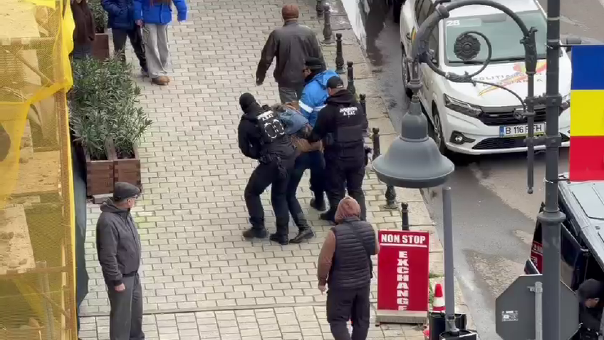 Femeie imobilizată de jandarmi la parada de 1 Decembrie de la Constanța. Devenise recalcitrantă