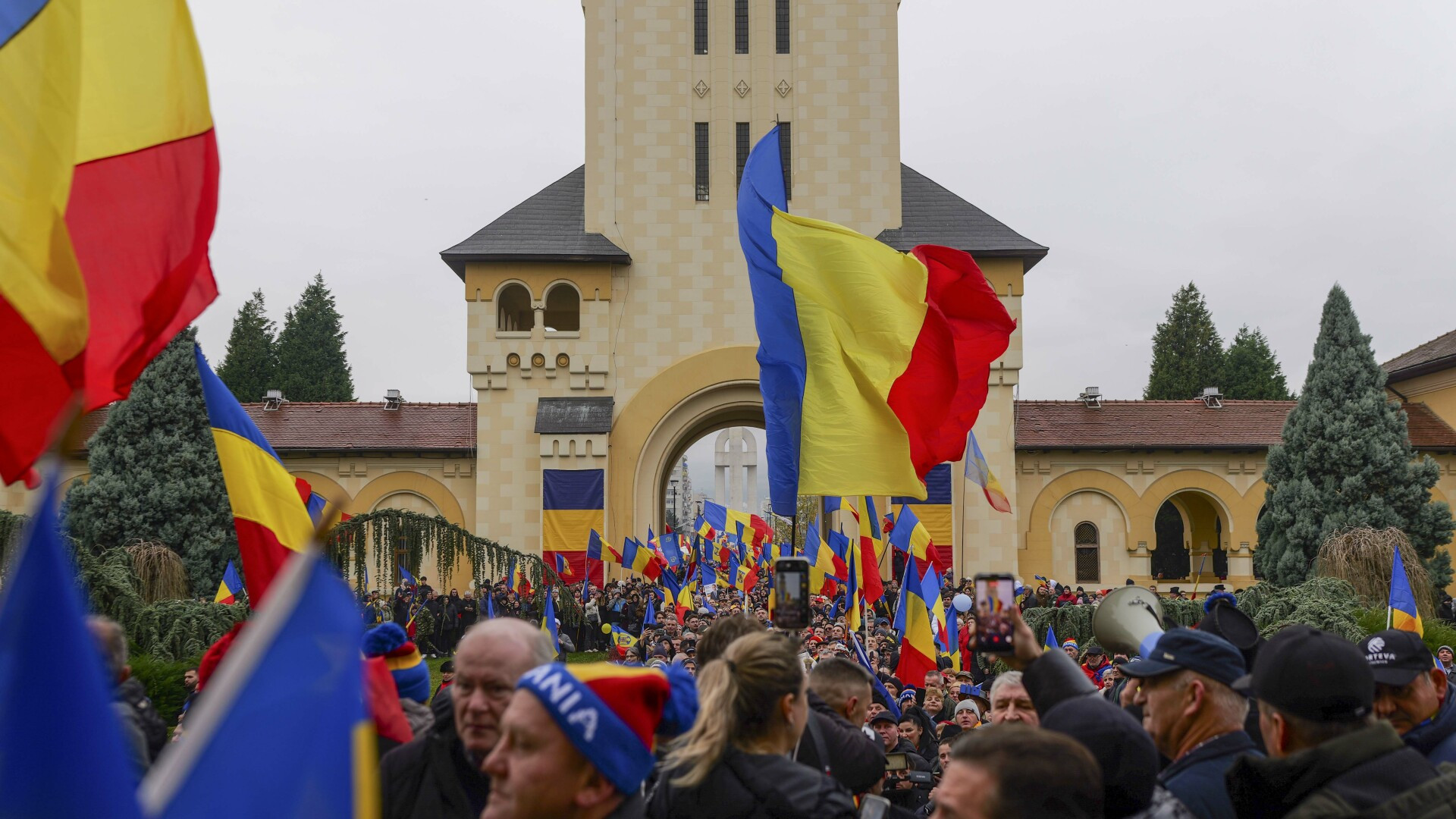 Un bărbat care a expus simboluri legionare pe 1 Decembrie, la Alba Iulia, este cercetat sub control judiciar