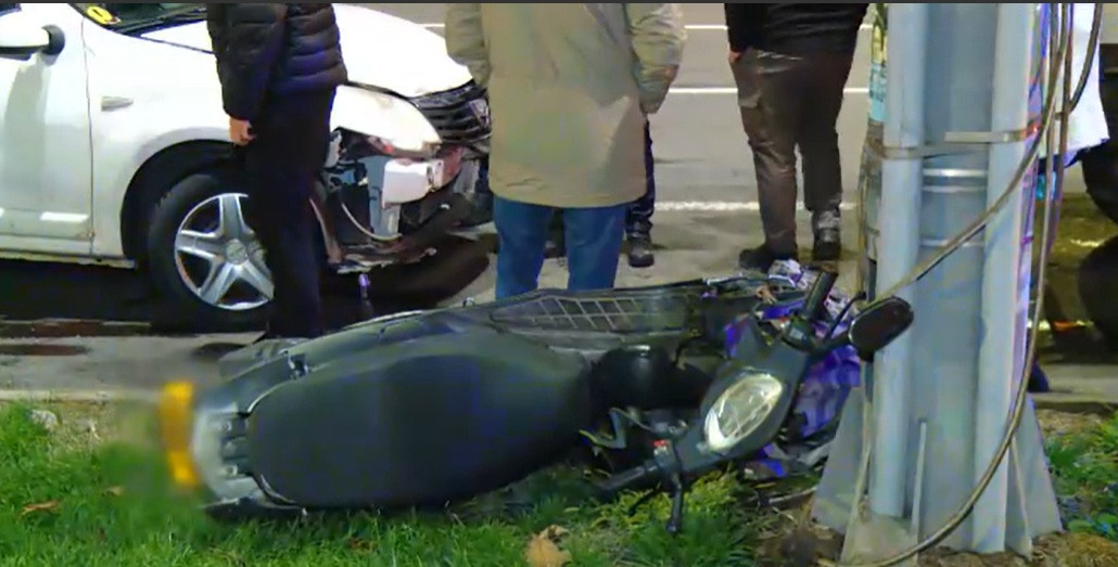 Scuterist băut, rănit în București, după un impact cu o mașină condusă de un tânăr în vârstă de 18 ani. „Avea și farul chior”