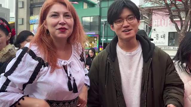 Cum au reacționat coreenii la cozonac, țuică și palincă. O româncă din Seul le-a arătat cum se sărbătorește Ziua Națională