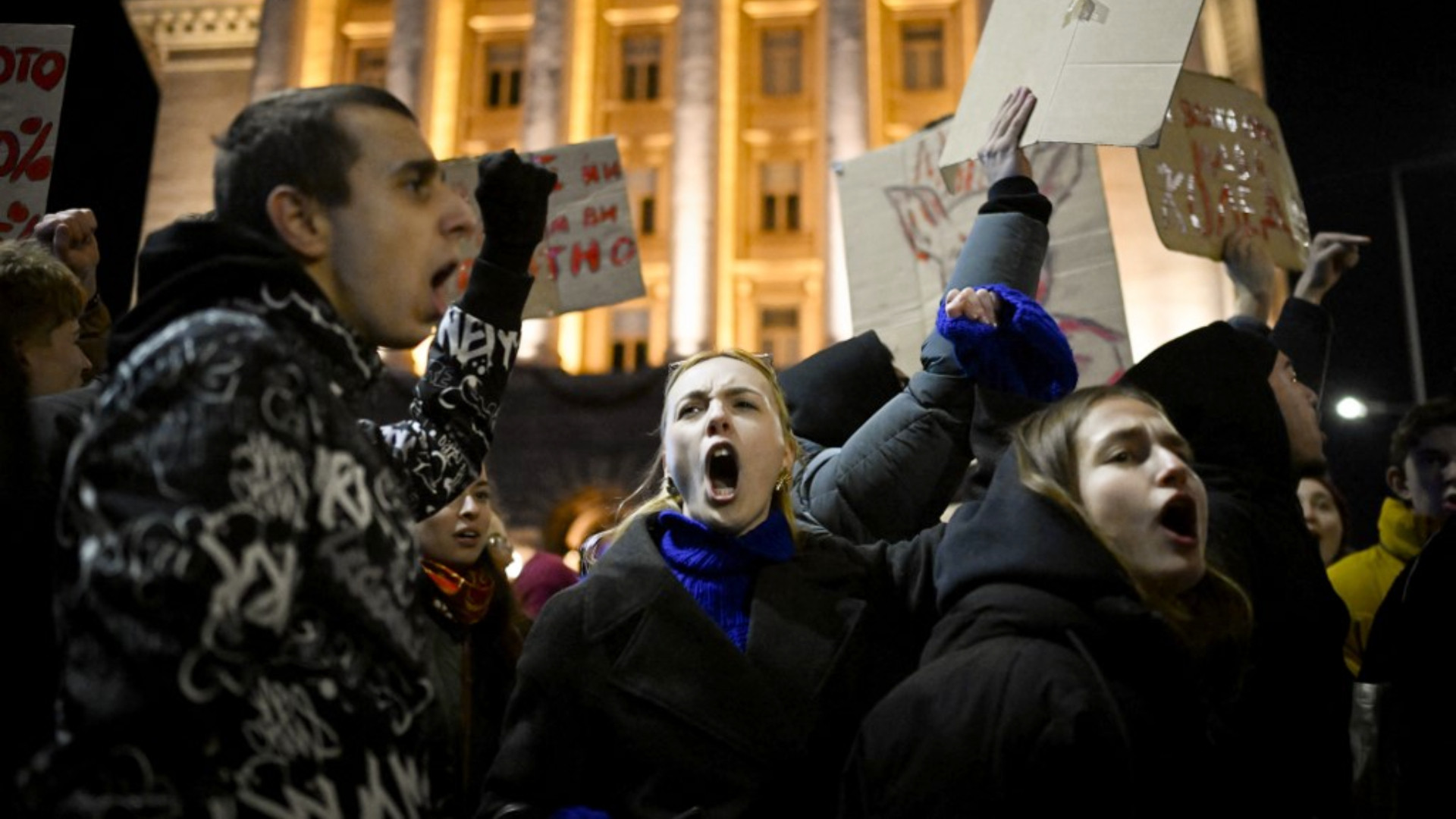 Noi proteste violente în Sofia, faţă de planul bugetar pentru 2026. Sediile partidelor de guvernământ, izolate de autorități