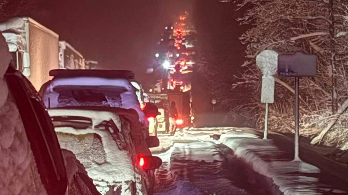 O coloană de mașini de 100 de km s-a format din cauza unor camioane. Șoferii au stat ore în șir la -18 grade