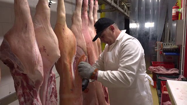 Măcelarii, la mare căutare în țară și peste hotare înainte de sărbători. Salariile pot ajunge și la 3.000 de euro în România