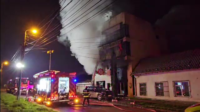 Explozie și incendiu la un bloc de trei etaje din Constanța, de la o acumulare de gaze. Fumul gros s-a văzut de la distanță