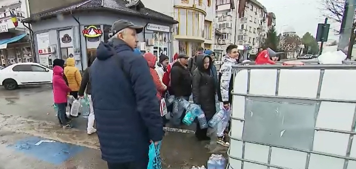 Gest de solidaritate pentru oamenii afectați de sistarea apei din Câmpina. O persoană anonimă a donat mii de litri de apă