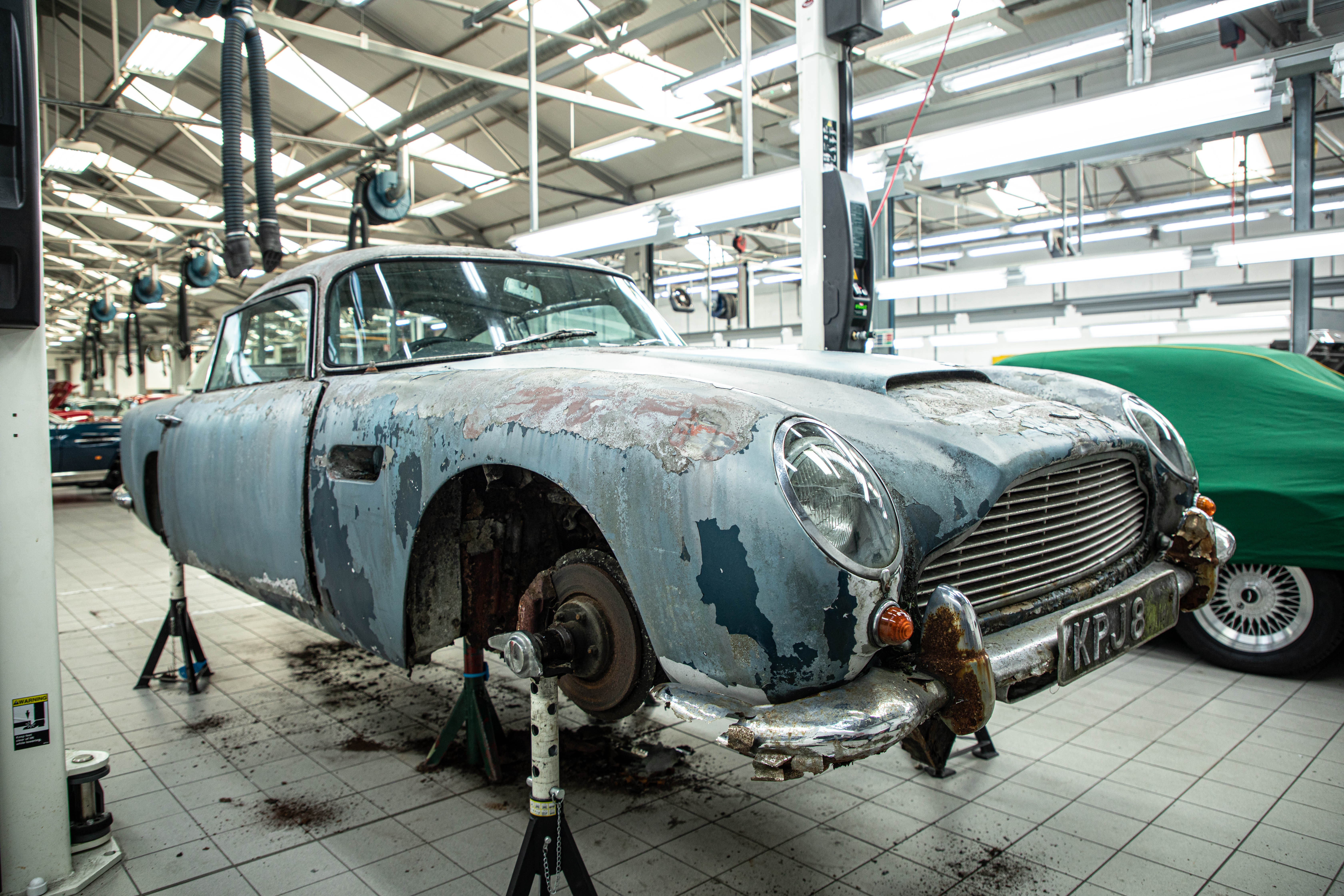 Un Aston Martin DB5 ruginit, restaurat spectaculos după 50 de ani. Valorează acum un milion de lire sterline. GALERIE FOTO