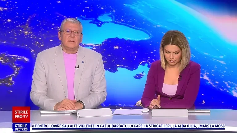 Parada mașinilor retro în centrul Aradului. Automobilul regelui Mihai, alături de o Dacie neagră a Securității