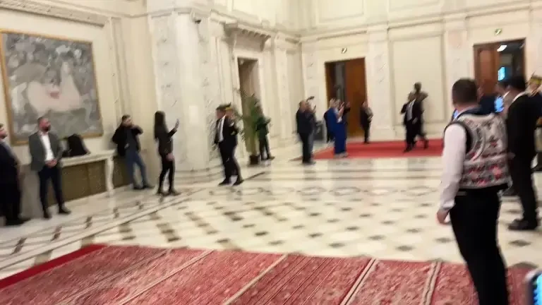 Premierul Ilie Bolojan a fost primit cu huiduieli de angajații din Parlament: ”Ne umilește”, ”nu mai tăcem”