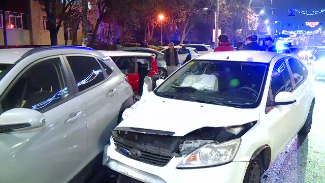 Accident în lanț în Capitală. Cinci mașini au fost avariate după ce un șofer începător a făcut o depășire imprudentă