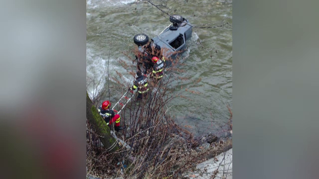 Un călugăr și o măicuță au căzut cu mașina în râul Jiu. Au ieșit pe geamul autoturismului înainte de sosirea salvatorilor