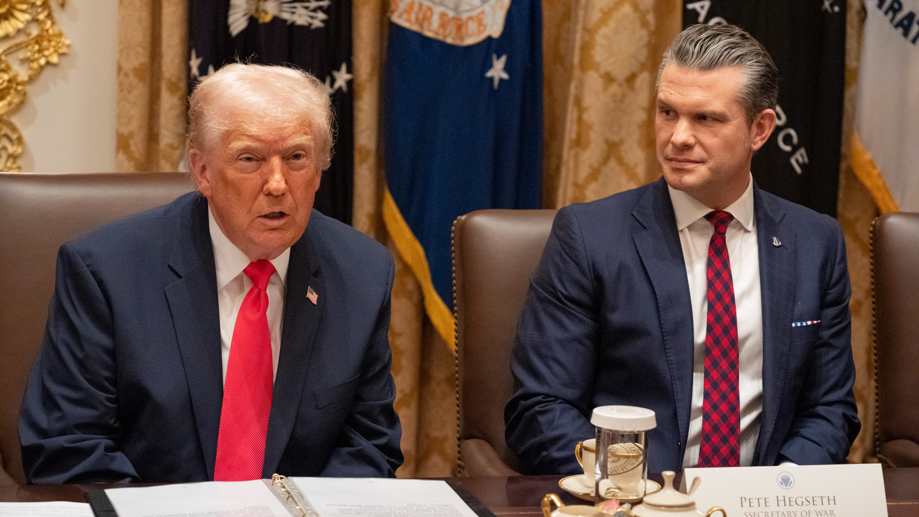 Trump îl apără pe șeful Pentagonului, acuzat de încălcarea Convenției de la Geneva după atacurile controversate din Caraibe