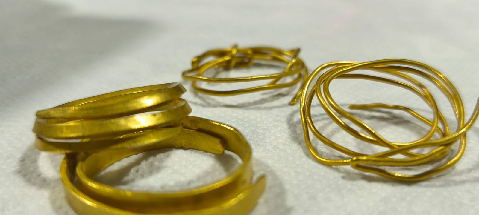 Mai multe brățări din aur, vechi de peste 3.000 de ani, au fost descoperite într-o pădure din Gorj | GALERIE FOTO