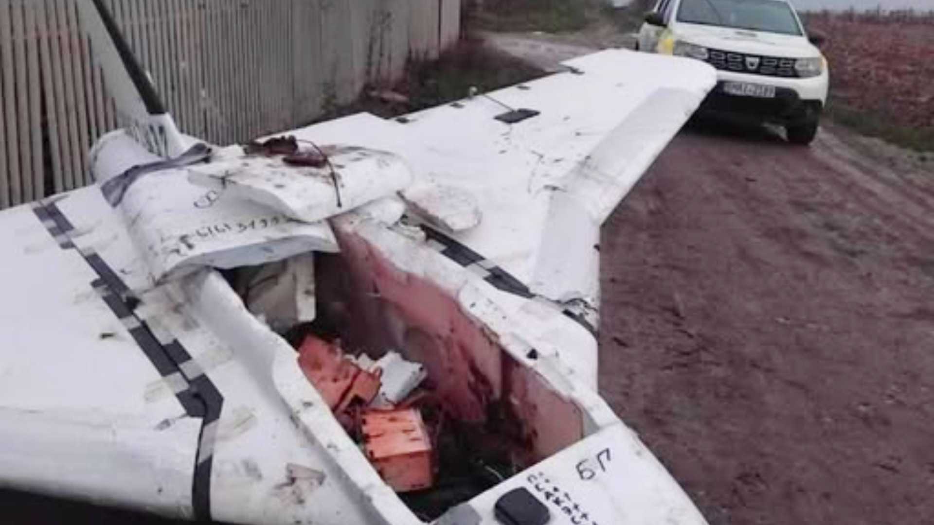 Un bărbat a dat peste o dronă rusească pe un câmp din Moldova. Poliția a găsit-o pe „dânsa” dezmembrată, cu motorul scos