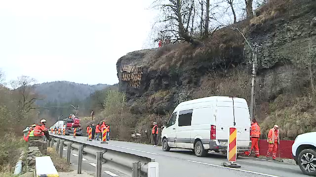 Stâncă de 250 de tone aruncată în aer pe Valea Mureșului. Explozia cu dinamită, pregătită timp de o săptămână
