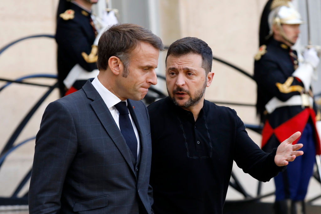 Der Spiegel: Macron l-a avertizat pe Zelenski să fie prudent pentru că SUA ar putea „trăda” Ucraina. „Un mare pericol”