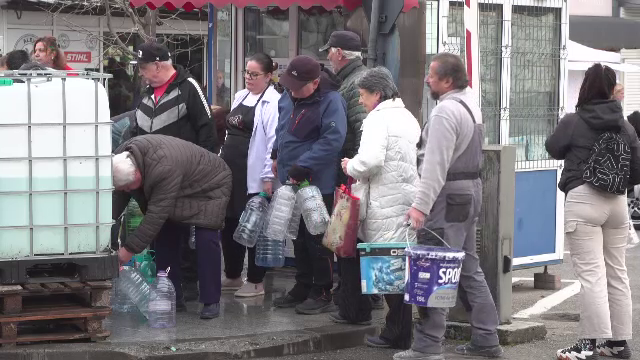 În Parlament se caută vinovații pentru criza apei din Prahova. Oamenii stau în continuare cu bidoanele la cozi