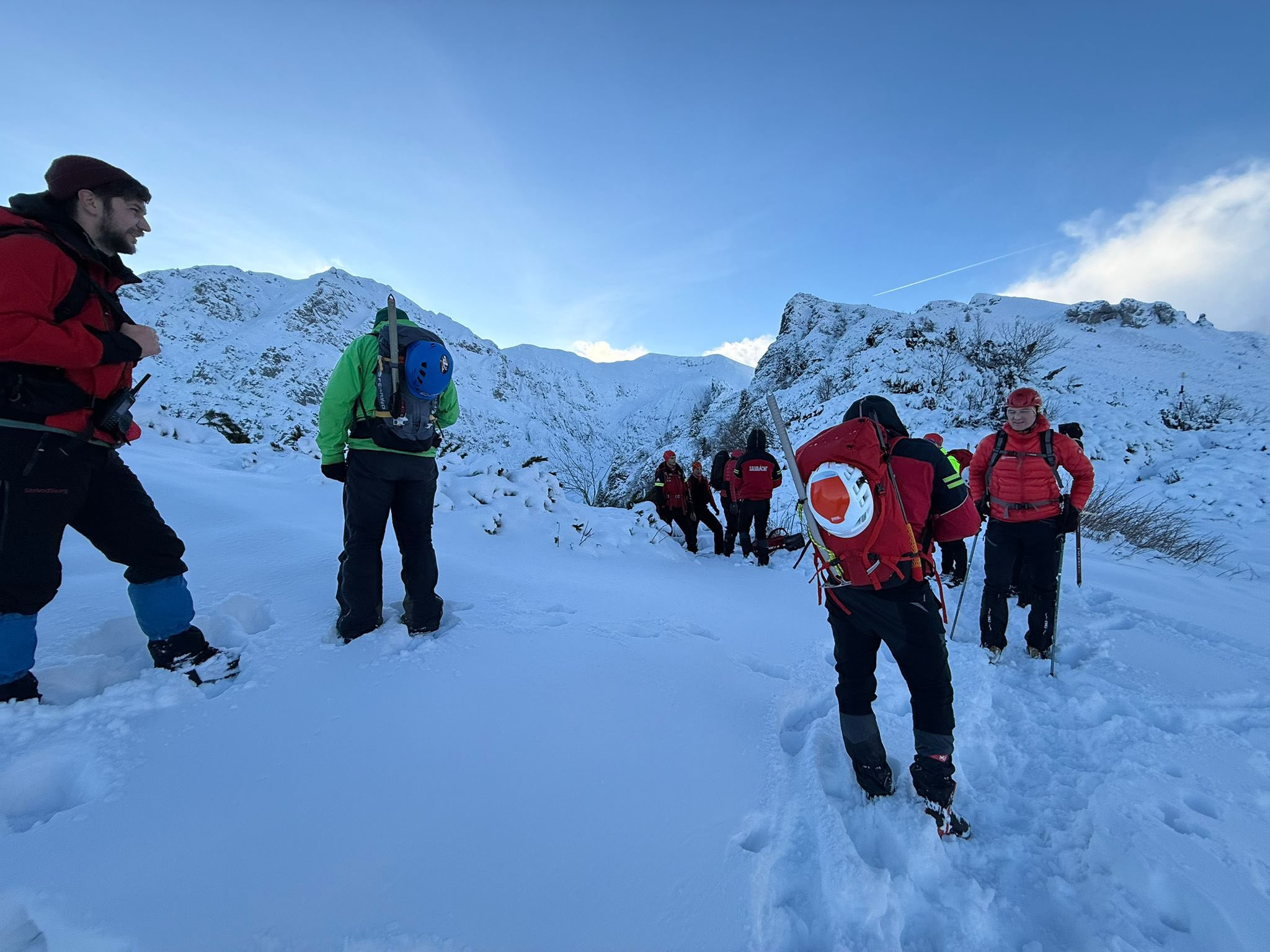 Un bărbat a lovit un salvamontist din Braşov, supărat că nu a fost ajutat să găsească telefonul soţiei căzut în zăpadă