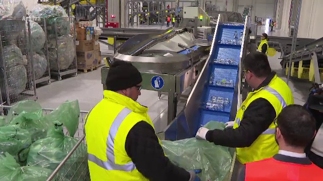 Cei care adună PET-uri pentru RetuRO ajung să câștige și cât un salariu minim pe economie lunar. Românii colectează masiv