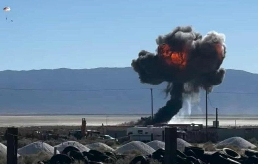 Momentul în care un pilot american se catapultează înainte ca avionul său să se prăbuşească în Deşertul Mojave. VIDEO